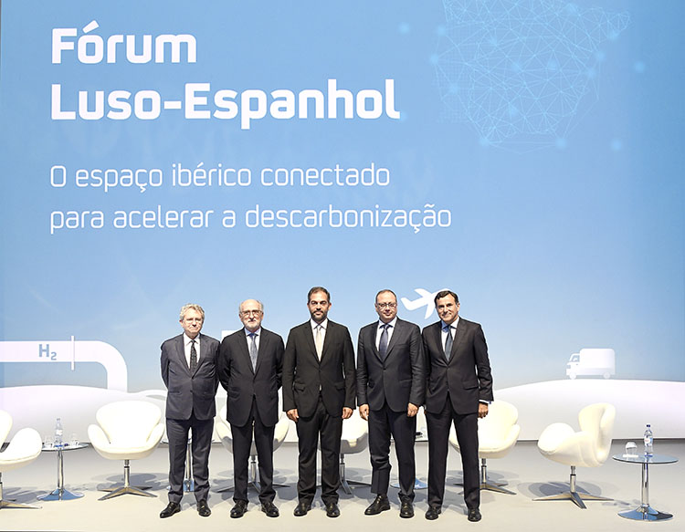 De izquierda a derecha: presidente de Petronor, Emiliano López Atxurra; presidente de Repsol, Antonio Brufau; ministro de Medio Ambiente y Acción Climática de Portugal, Duarte Cordeiro; presidente de la Fundación Corell y de ASTIC, Marcos Basante y el director general de la Fundación Repsol, António Calçada.