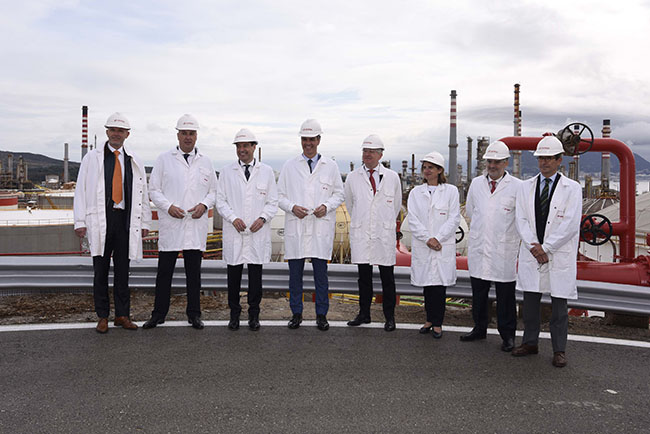 Autoridades españolas, andaluzas y de Rotterdam, así como directivos de Cepsa durante el acto de presentación del Valle Andaluz del Hidrógeno Verde.