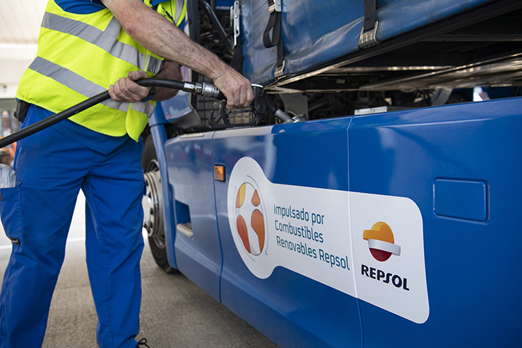 Surtidor de combustible renovable de Repsol.