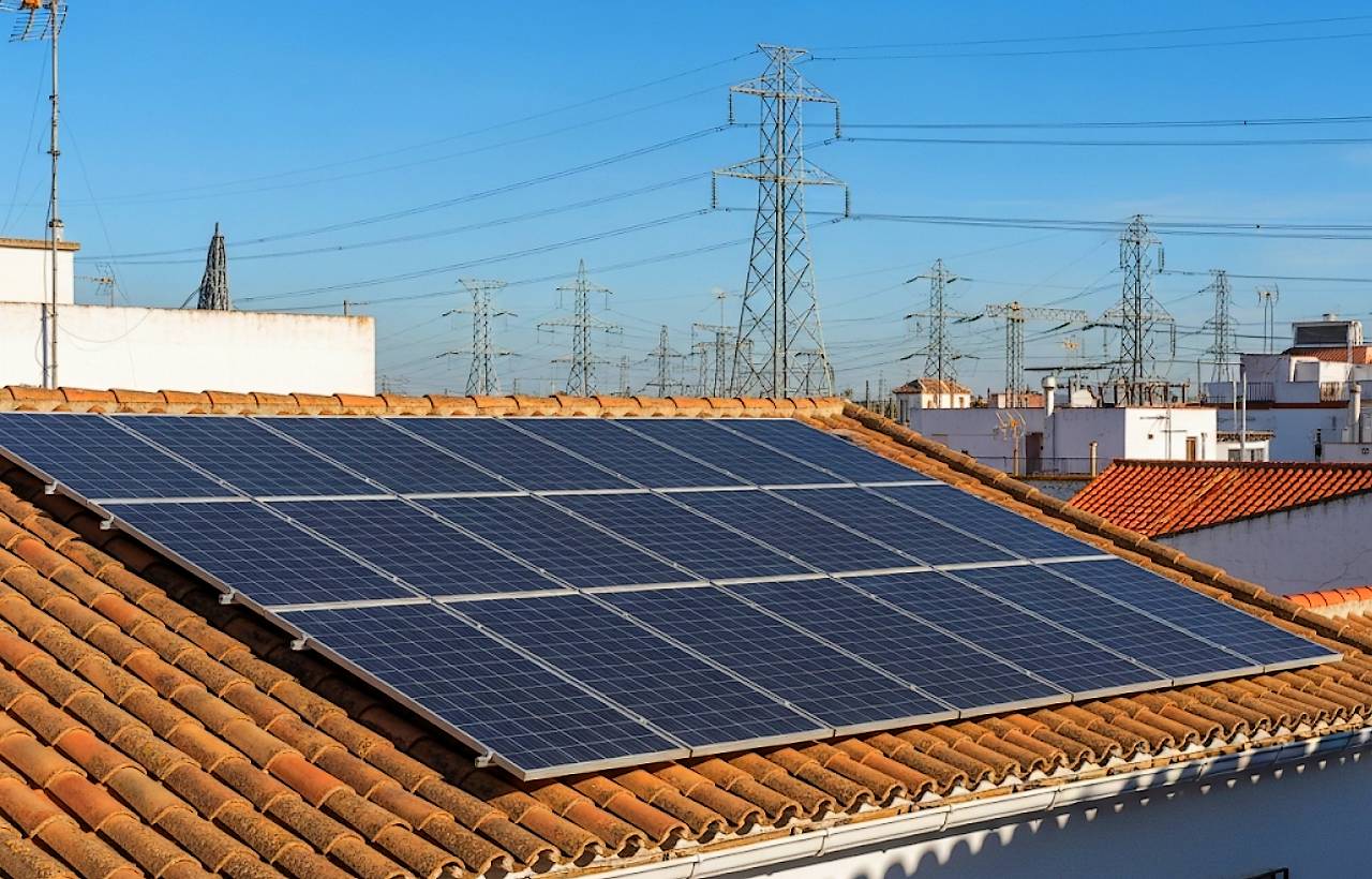 El autoconsumo y las comunidades energéticas son la solución al colapso de las redes eléctricas